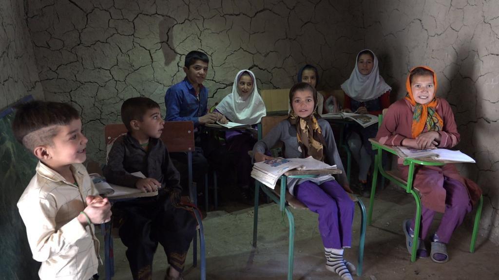 معلم الیگودرزی: مارها از سقف آویزان می شوند و با ما درس می خوانند